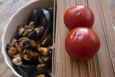 Domates ve midyeli spagetti.