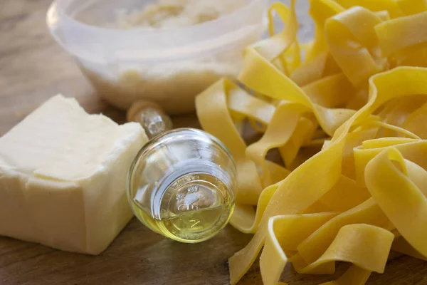파르마 치즈와 올리브유로 페투치인 알프레도를 만드는 — 스톡 사진