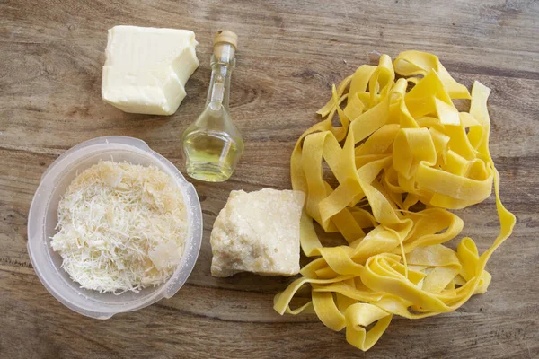 Fettuccine Alfredo Yapmak Için Gerekli Malzemeler Tereyağlı Parmesan Peyniri Zeytinyağı — Stok fotoğraf