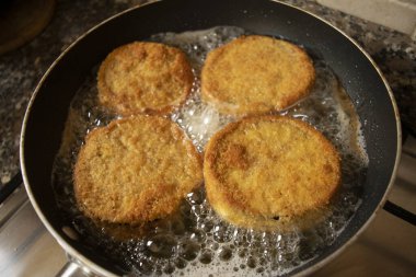  Tavada kızarırken arabadaki patatesler