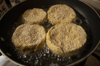  Tavada kızarırken arabadaki patatesler