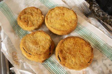  Tavada kızarırken arabadaki patatesler