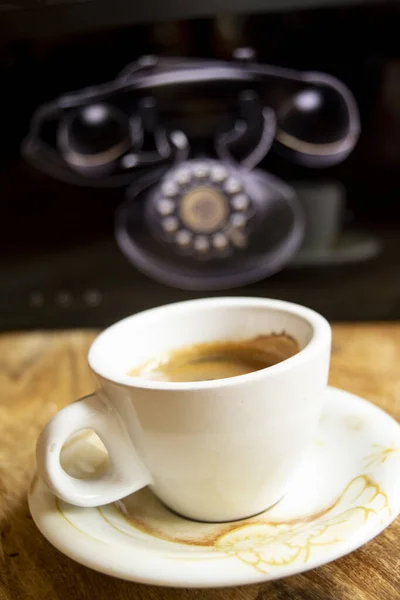 Espresso咖啡在一个旧的模拟电话前 — 图库照片