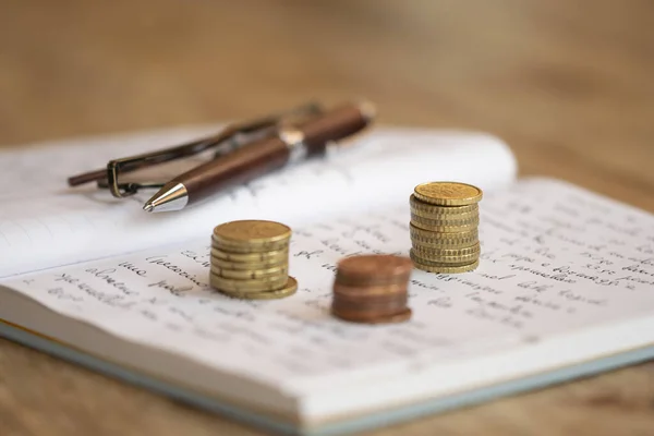 Haushaltswirtschaftliches Konzept Mit Münzen Über Einem Handgeschriebenen Notizbuch — Stockfoto