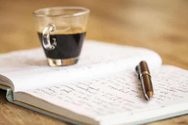Het Schrijven Van Eigen Persoonlijke Gedachten Bij Een Koffie Concept — Stockfoto