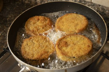  Tavada kızarırken arabadaki patatesler