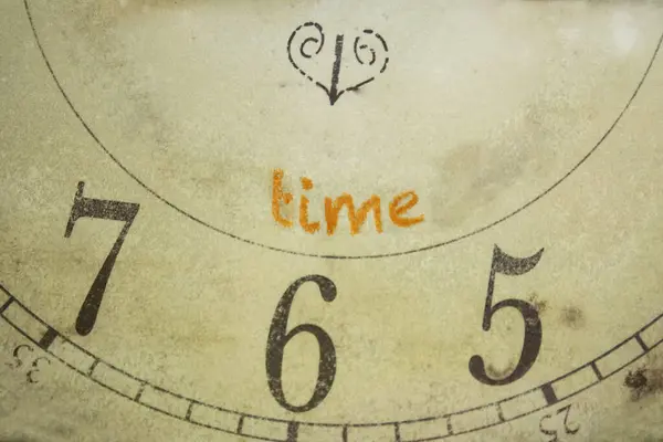 古い時計の顔と書かれた時間の概念 — ストック写真