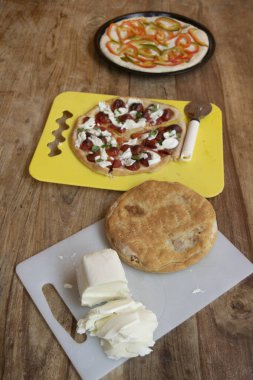 Yanında mozzarella olan çeşitli ev yapımı pizzalar.