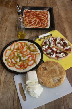 Yanında mozzarella olan çeşitli ev yapımı pizzalar.