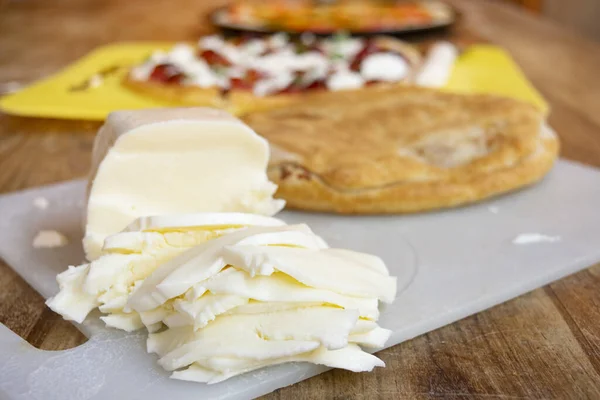 Pizza Hazırlamak Için Dilimlenmiş Mozarella — Stok fotoğraf