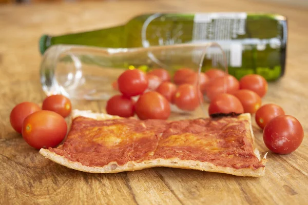 Pizza Świeżymi Pomidorami Zimnym Piwem — Zdjęcie stockowe