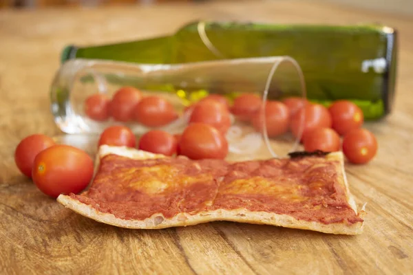 Pizza Świeżymi Pomidorami Zimnym Piwem — Zdjęcie stockowe
