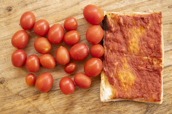 Pizza Con Tomates Cherry Frescos Vista Superior —  Fotos de Stock