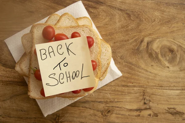 带着三明治回到学校的概念 然后写在上面 — 图库照片