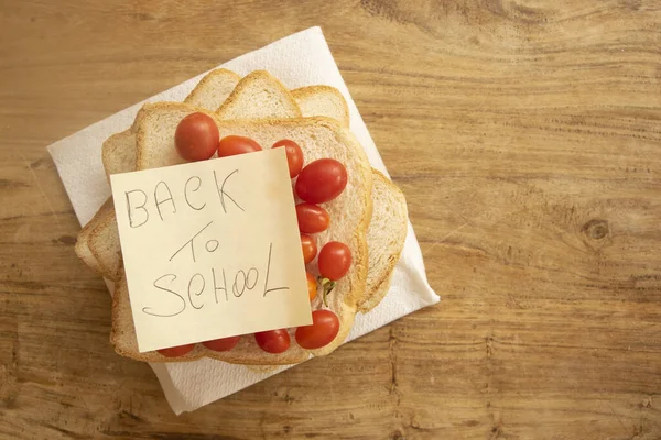 带着三明治回到学校的概念 然后写在上面 — 图库照片