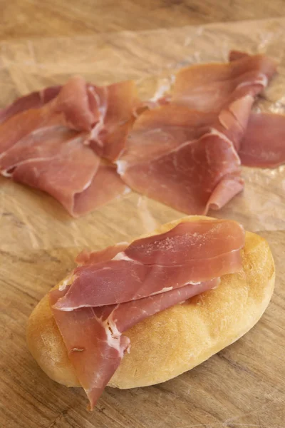 Menyiapkan Roti Lapis Ham Mentah Yang Dibuat Dengan Irisan Roti — Stok Foto