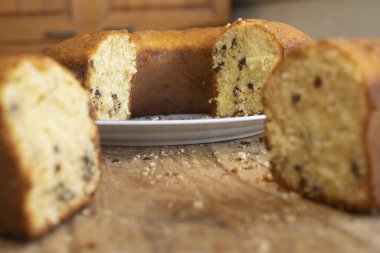 Ev yapımı yuvarlak sünger keki zaten kısmen dilimlenmiş.