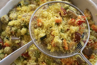 Çeşitli sebzelerle kuskus salatası.