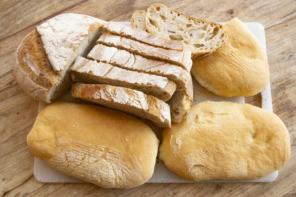 Świeżo Krojony Chleb Bułki Desce Krojenia — Zdjęcie stockowe