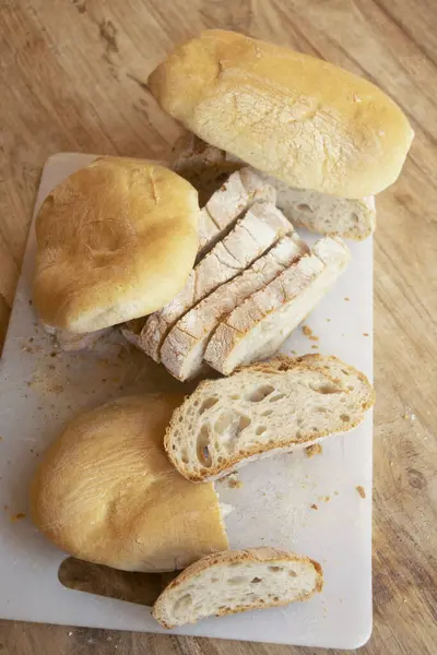 Нарізаний Хліб Рулони Поміщені Обробну Дошку — стокове фото
