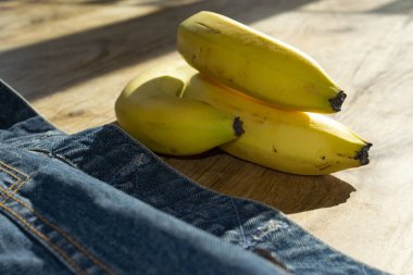 kot ceketin yanında bir grup muz.