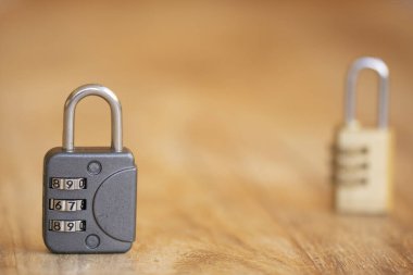 Ahşap bir masada iki kilit kombinasyonu olan güvenlik kavramı