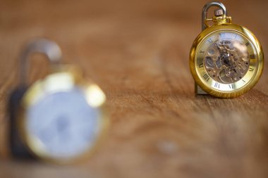 İki eski cep saati ve şifreli kilidi olan zaman kavramı