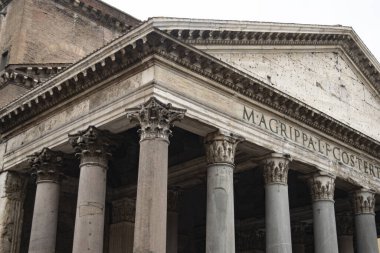 Roma 'daki panteon anıtının ayrıntıları