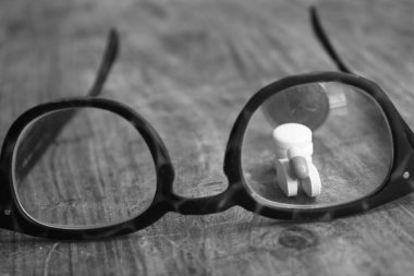 İlaçlar ve para ile ilaç fiyatları konsepti