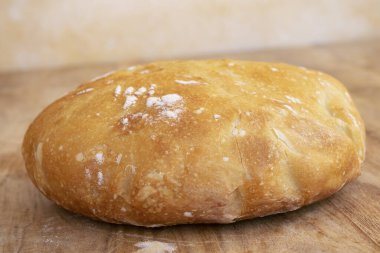 Bir somun ev yapımı ekmek taze pişmiş ve hala sıcak.