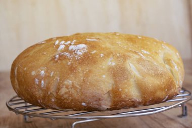 Bir somun ev yapımı ekmek taze pişmiş ve hala sıcak.