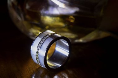 Küçük değerli taşları olan eski aile yüzüğü.