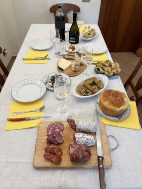 Söğüş et ve parmak yemek aperatifleriyle dolu masa.