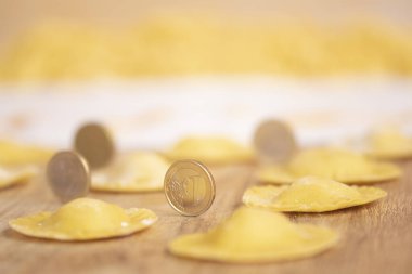 Yemek ve para kavramı ile doldurulmuş ravioli arasında biraz para