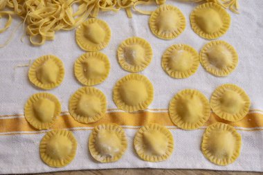 Ev yapımı el yapımı tortelli.