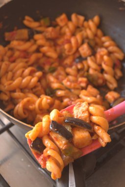 makarna kılıçbalığı ve patlıcan tavada