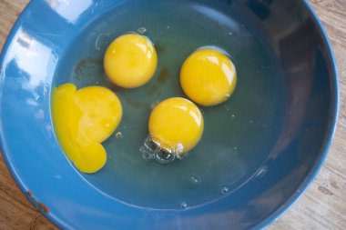 Omleti hazırlamak için kabuklu çiğ yumurta.