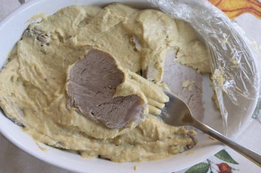 Servis tabağında ton balığı soslu dana eti.