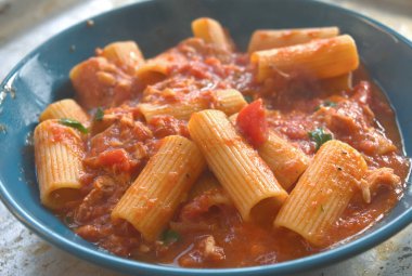 Taze domates soslu rigatoni makarna ve ton balığı.