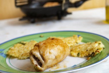 Sebzeli gözleme tabağında beyaz tavuk rulosu.