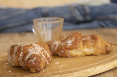 Arka planda ayçöreği ve boş cam bir kahve fincanı.