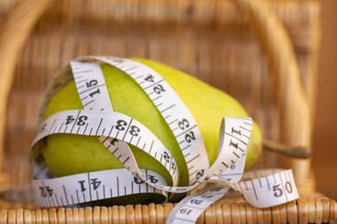 Bir metreyle çevrili bir armut ile zayıflatma diyeti ve sağlık