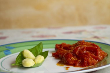 Taze domates ve fesleğenli patates gnocchi.