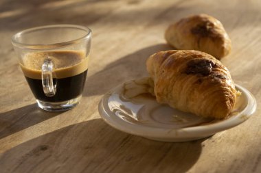 İtalyan kahvaltısı, espresso, kahve ve kremalı kruvasan.