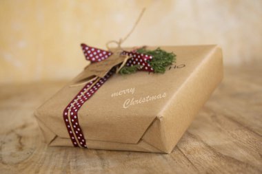 Mutlu Noel kavrayışına sahip hediye paketi