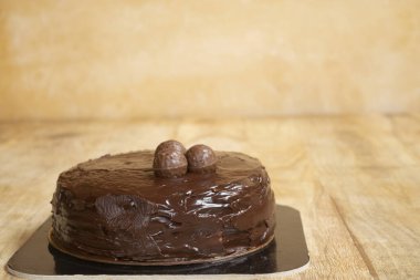 ahşap bir masa üzerine ev yapımı çikolatalı kek