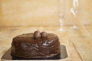 ahşap bir masa üzerine ev yapımı çikolatalı kek