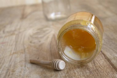 Cam kavanozda ev yapımı bal.