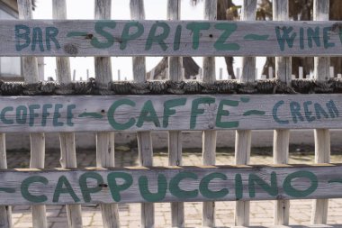 Ahşap bir çite yazılmış bar menüsü