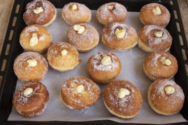 Kremalı Bomboloni veya kremalı İtalyan çörekleri.